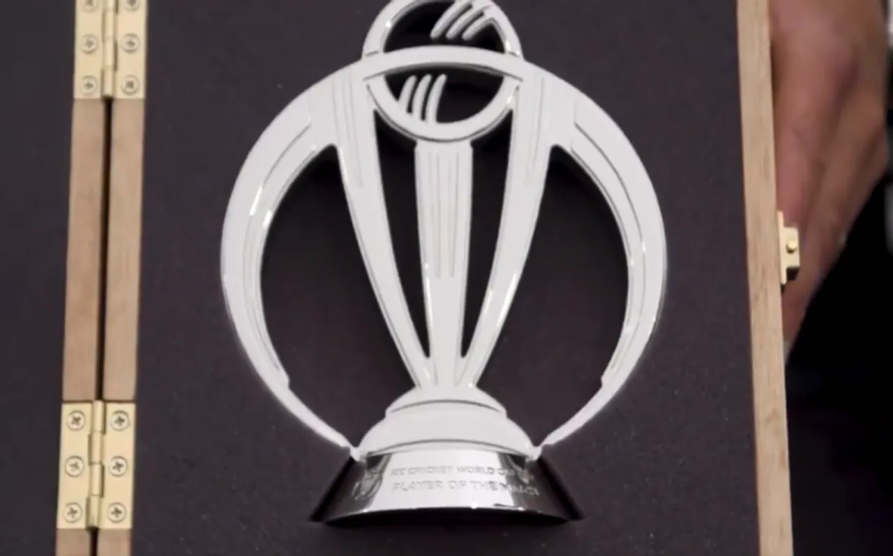 World Cup: डेविड वॉर्नर ने अपने नन्हे फैन को गिफ्ट कर दी 'मैन ऑफ द मैच' ट्रॉफी, देखें वीडियो