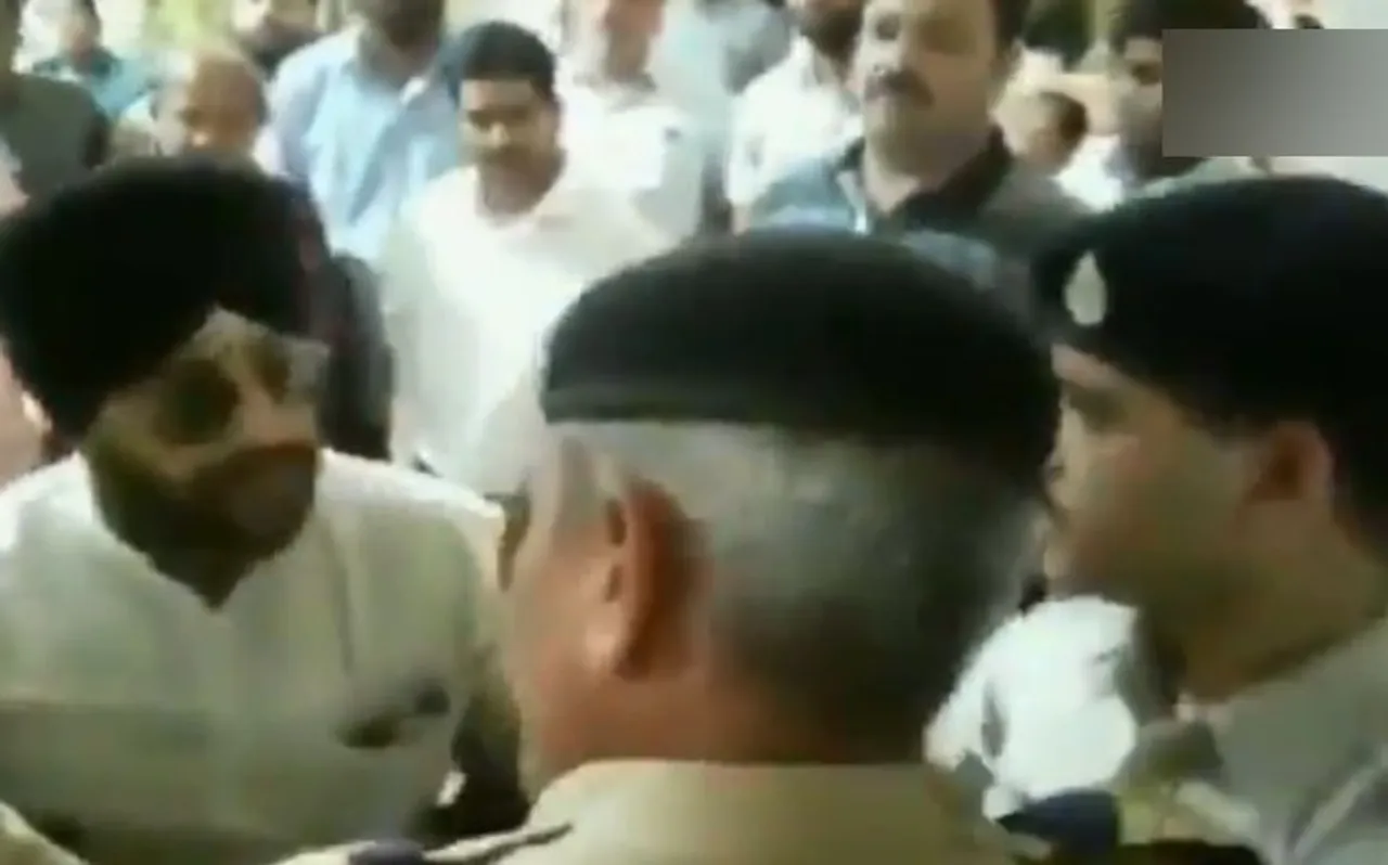 मंत्री की बैठक में जाने से रोकने पर कांग्रेस नेता की गुंडई, पुलिस से की बदसलूकी, देखें Video