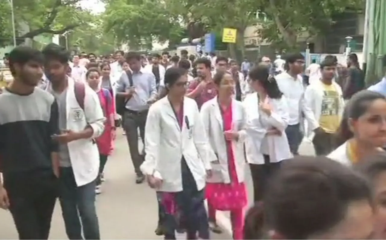 ममता बनर्जी को 48 घंटों का अल्टीमेटम देने के बाद आज हड़ताल पर जाएगी एम्स रेजिडेंट डॉक्टर्स  एसोसिएशन