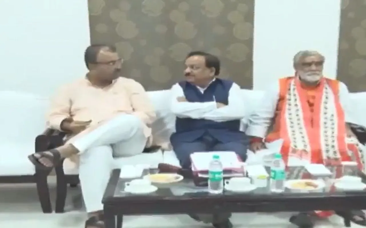 मुजफ्फरपुर में बच्चों की मौत पर प्रेसवार्ता के दौरान स्वास्थ्य मंत्री ने पूछा- क्या है क्रिकेट स्कोर