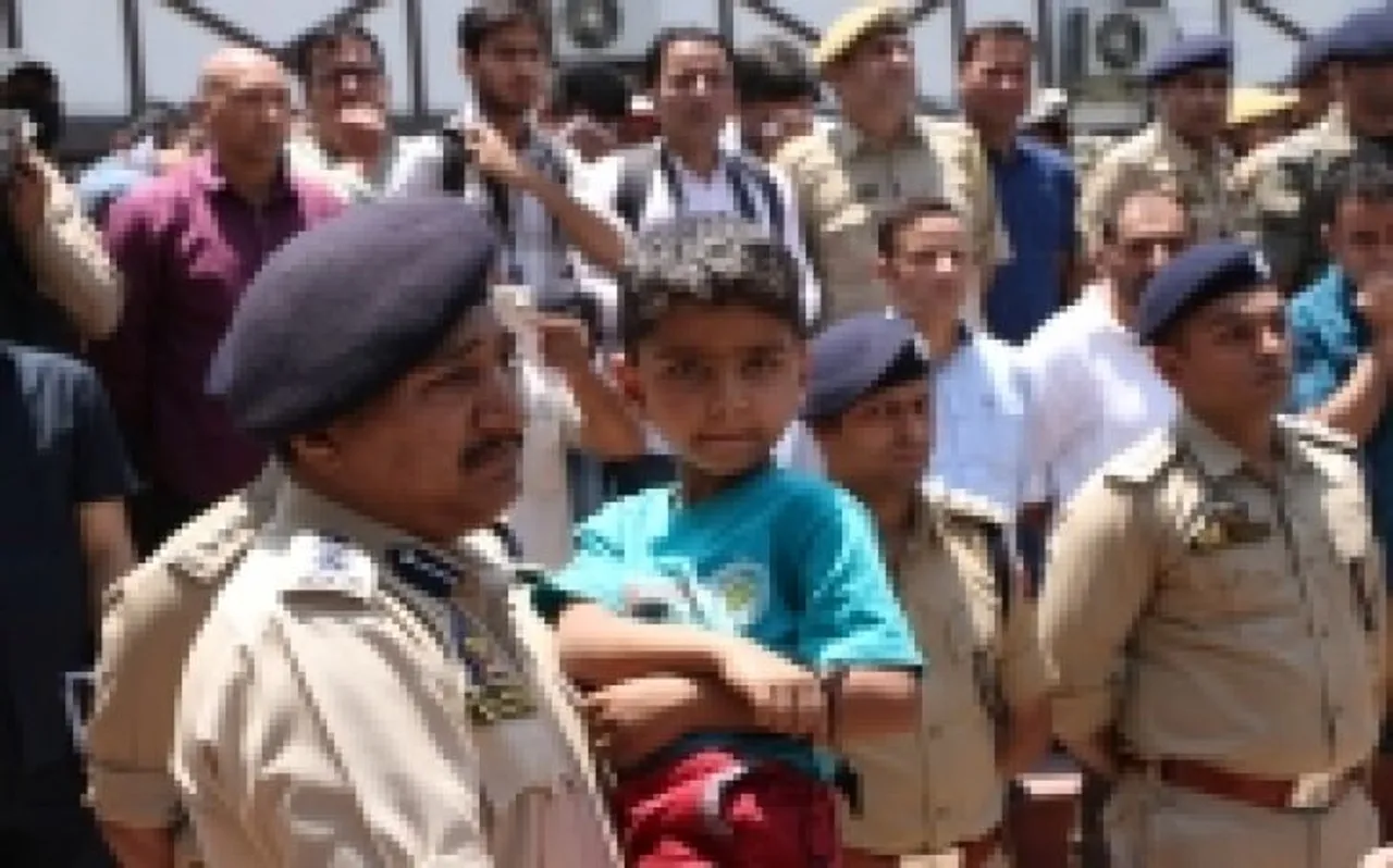 Jammu-Kashmir: शहीद निरीक्षक के बेटे को गोद में लेकर रो पड़े श्रीनगर के SSP, फोटो वायरल