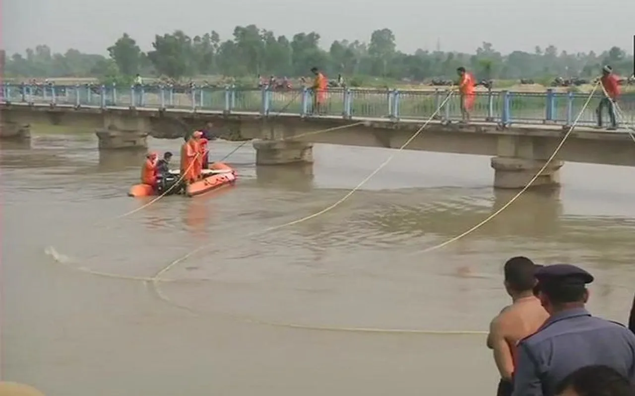 राजधानी लखनऊ में बड़ा हादसा, अनियंंत्रित पिकअप गाड़ी नहर में गिरी, 7 बच्चे लापता