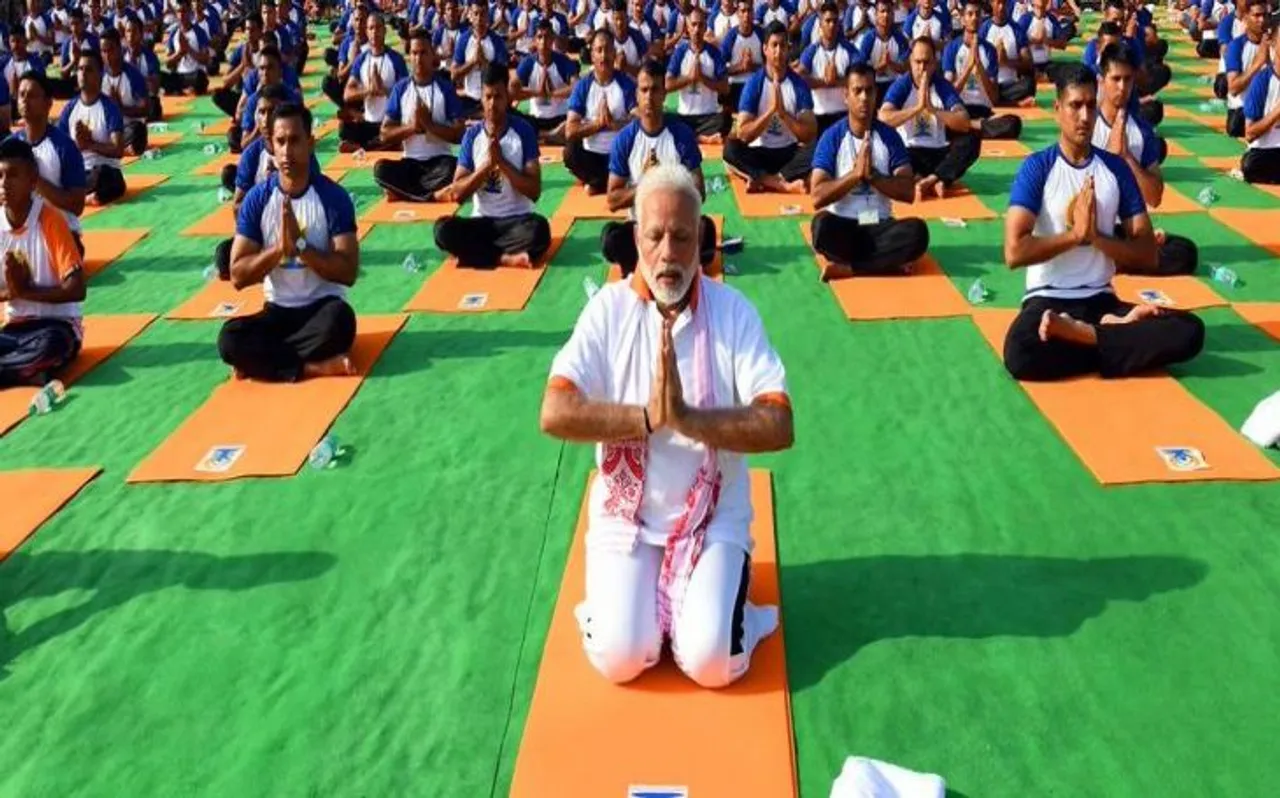 International Yoga Day 2019: कमाई के मामले में कई सेक्टर से आगे निकला योग, हो रही लाखों करोड़ रुपये की इनकम