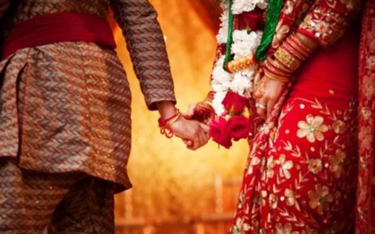 परिवार वाले नहीं थे तैयार तो पुलिस ने थाने में ही करवा दी प्रेमी जोड़े की शादी