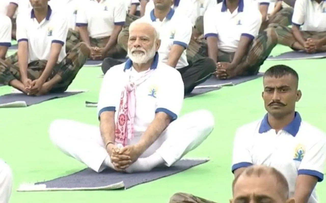 योग दिवस कार्यक्रम के मंच पर लगे पोस्टर से पीएम मोदी की फोटो गायब, सियासी बवाल शुरू