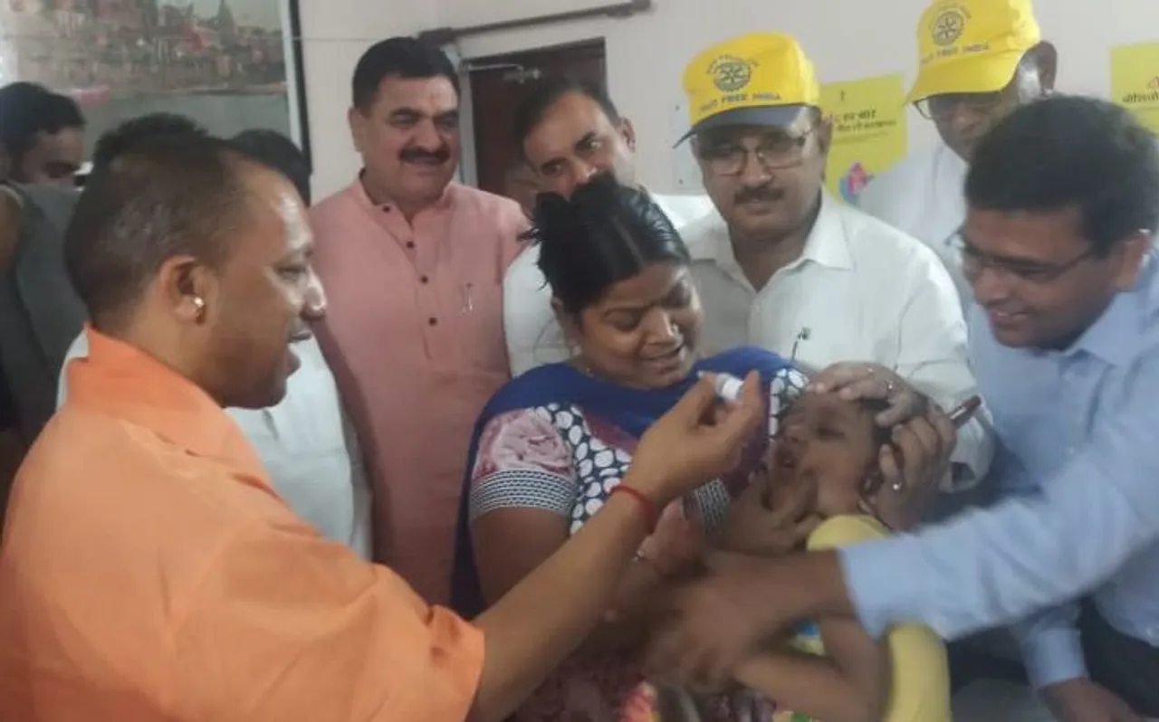 काशी में नौनिहालों को योगी ने पिलाई 'जिंदगी की दो बूंद'