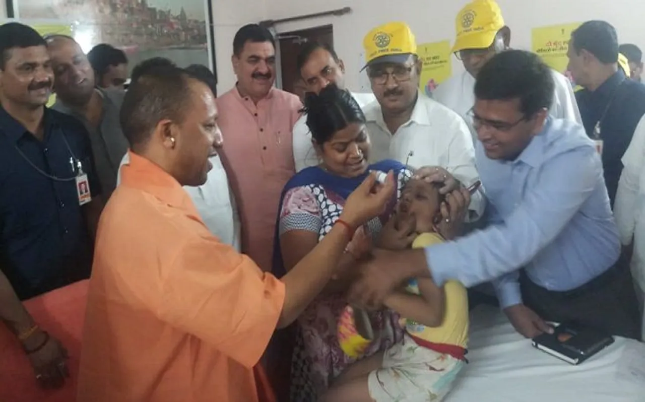 मुख्यमंत्री योगी आदित्यनाथ ने काशी के नौनिहालों को पिलाई जिंदगी की दो बूंद