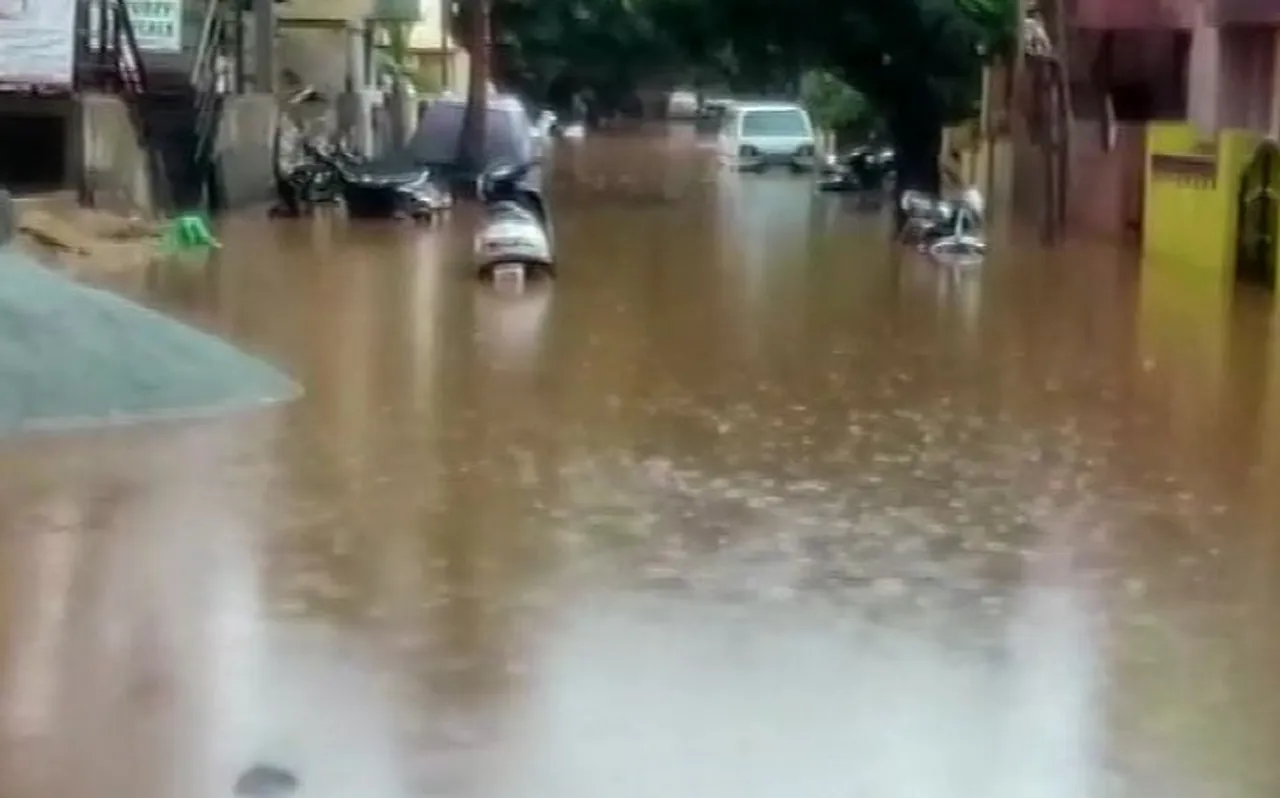 VIDEO: कर्नाटक में भारी बारिश से हुई सड़क जलमग्न, तिनके की तरह बह गई बाइक