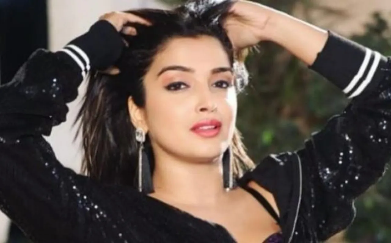 आम्रपाली दुबे ने TikTok पर कहा 'लगाईबे चार डंडा दिमाग होई ठंडा', यहां देखें मजेदार Video