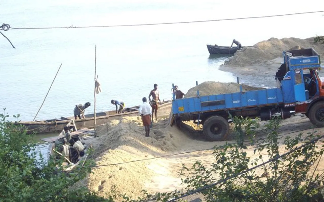 UP: बालू के अवैध खनन मामले में बांदा के 14 पट्टाधारकों को थमाया गया नोटिस