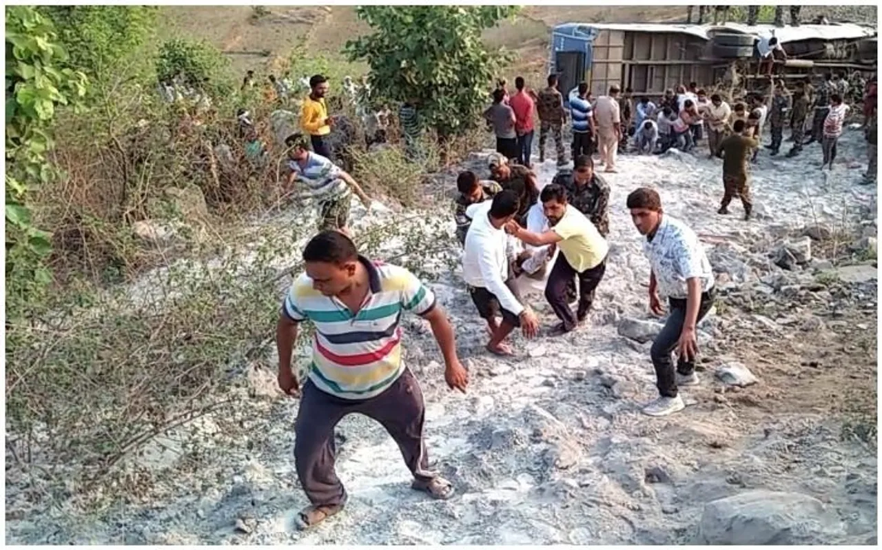 झारखंड : यात्रियों से भरी बस खाई में गिरी, 6 लोगों की मौत, कई घायल