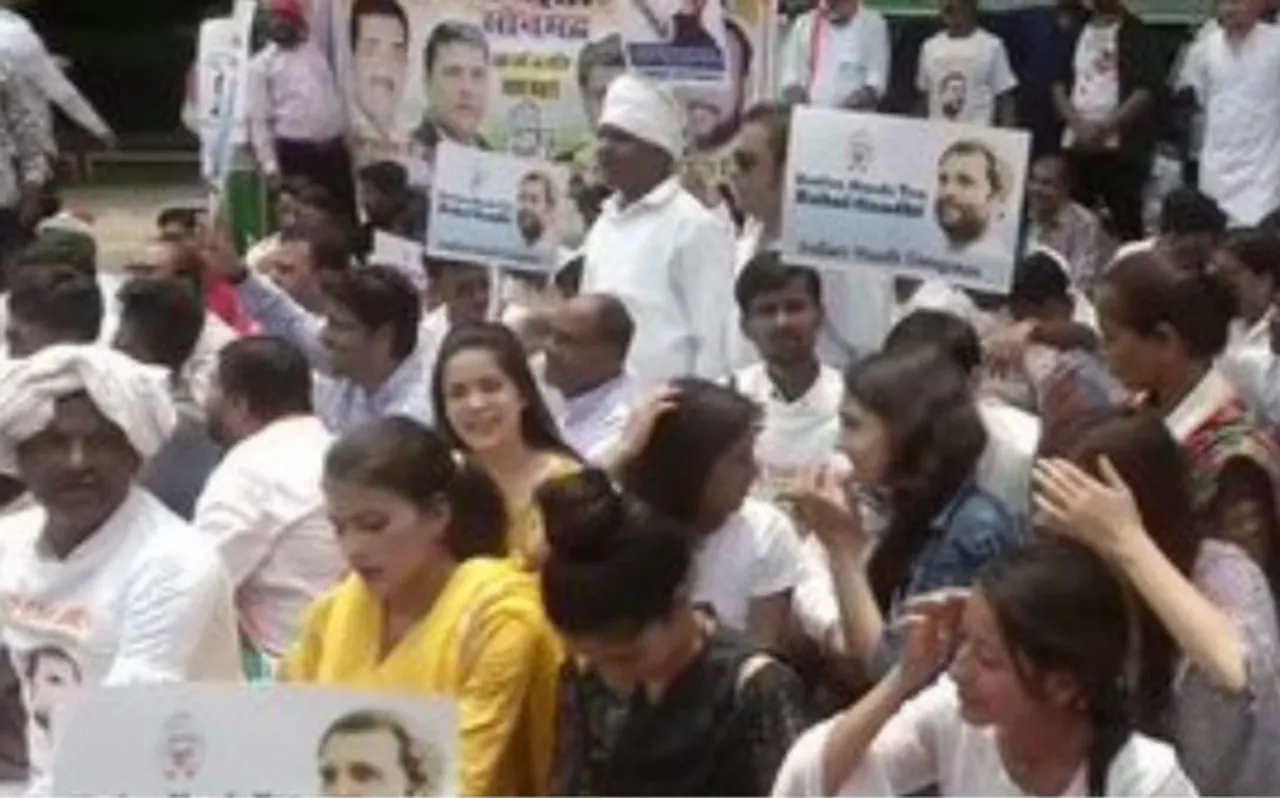 राहुल गांधी की दो टूक, मैं नहीं रहना चाहता कांग्रेस अध्यक्ष, मनाने के लिए घर के सामने बैठे कार्यकर्ता