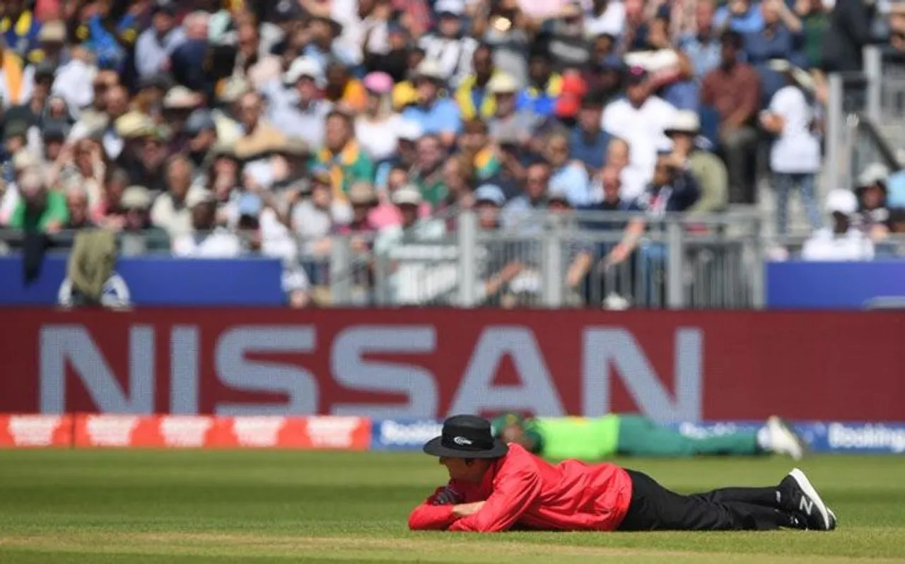 World Cup: जब मैदान पर मधुमक्खियों ने किया हमला, मैदान पर लेट कसरत करने लगे क्रिस मॉरिस
