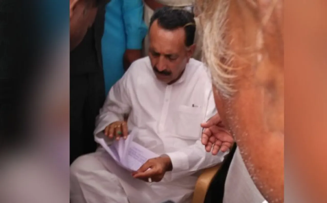 जनसुनवाई के दौरान ही सिगरेट पीने लगे प्रभारी मंत्री, हो गए वायरल