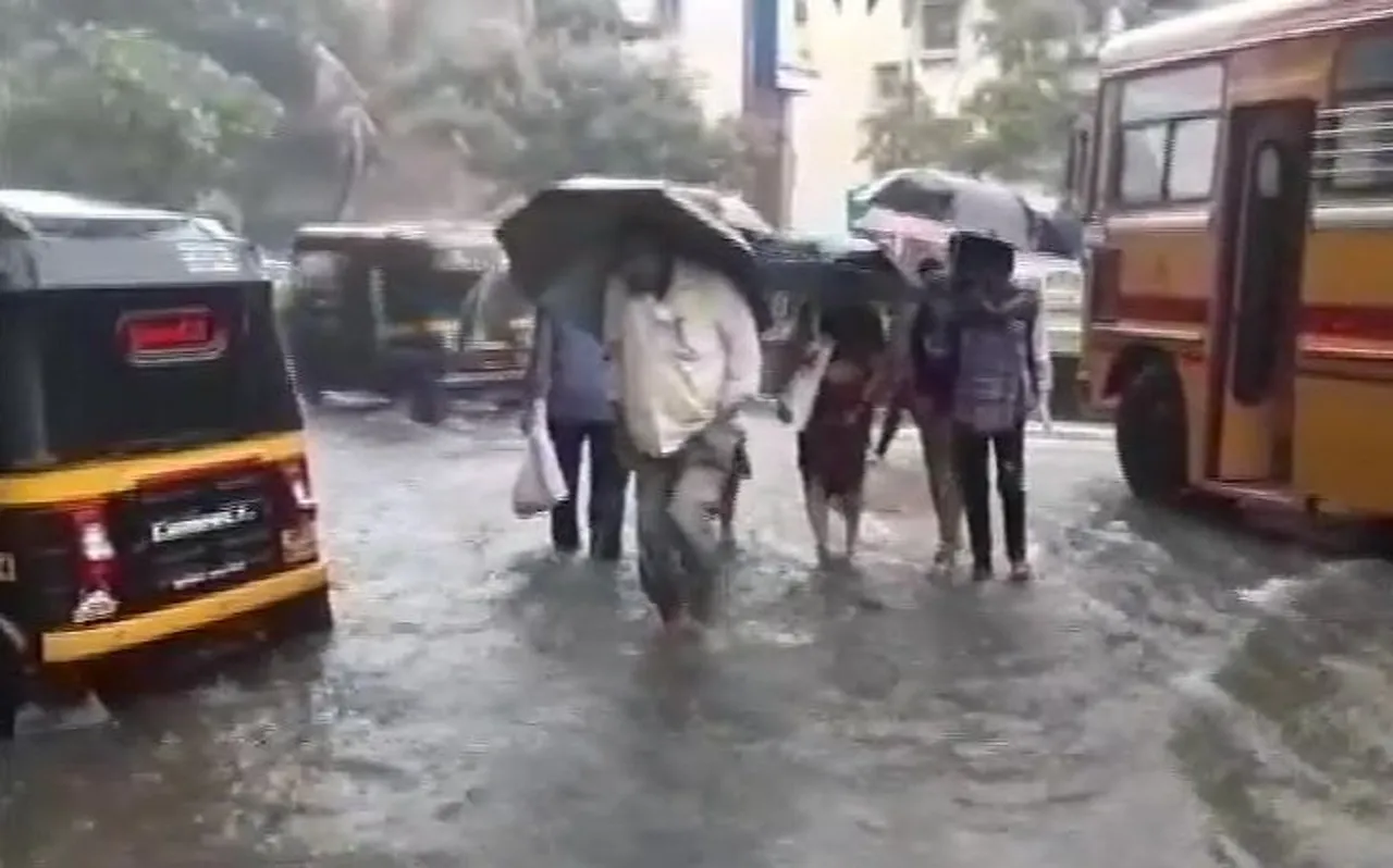 मुंबई में मानसून की पहली बारिश ने ली 3 लोगों की जान, 5 गंभीर घायल
