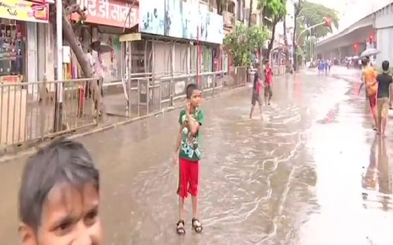 विधानसभा में गर्माया मुंबई बारिश का मुद्दा, कांग्रेस नेता ने लगाया भ्रष्टाचार का आरोप