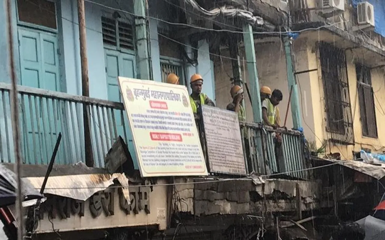 पुणे हादसे में 17 लोगों की मौत, 8 के खिलाफ FIR, दो लोग गिरफ्तार