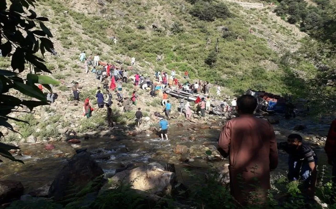 जम्मू-कश्मीर: किश्तवाड़ में यात्रियों से भरी बस खाई में गिरी,  35 लोगों की मौत 17 घायल