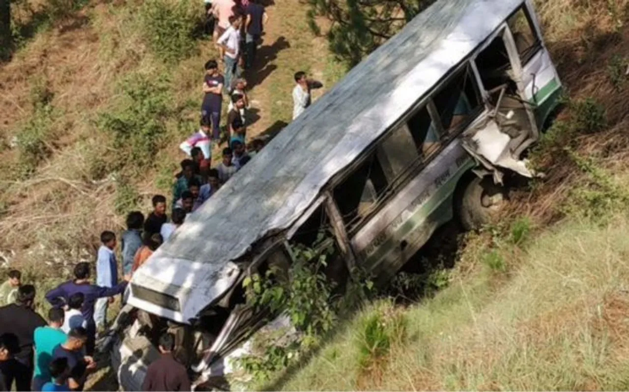 हिमाचल प्रदेश: खाई में गिरी स्कूल बस, 2 बच्चों समेत 3 लोगों की मौत, कई घायल