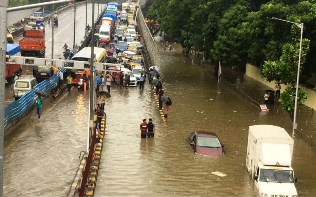 मुंबई: भारी बारिश ने बढ़ाई लोगों की परेशानी, पानी में डूबी मायानगरी