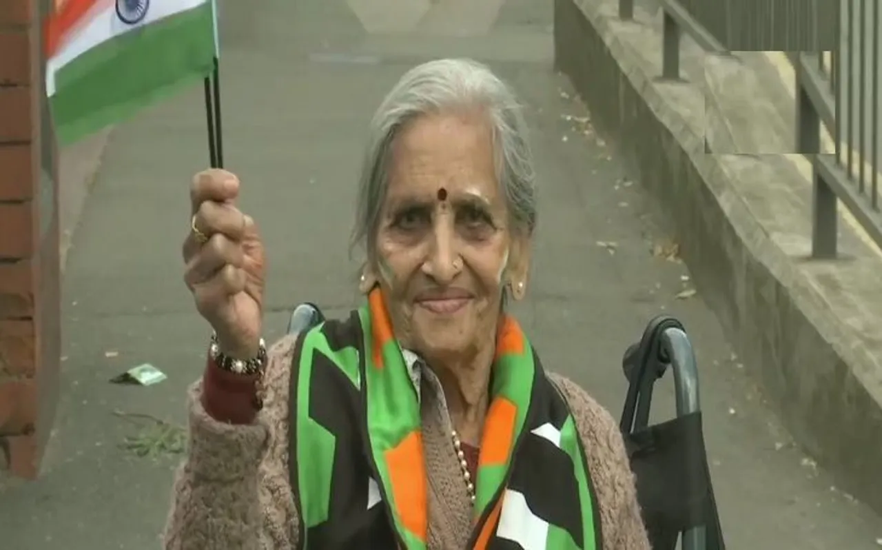 VIDEO : टीम इंडिया को सपोर्ट करने पहुंची 87 वर्षीय चारुलता, जज्बे को देखकर हर कोई हैरान