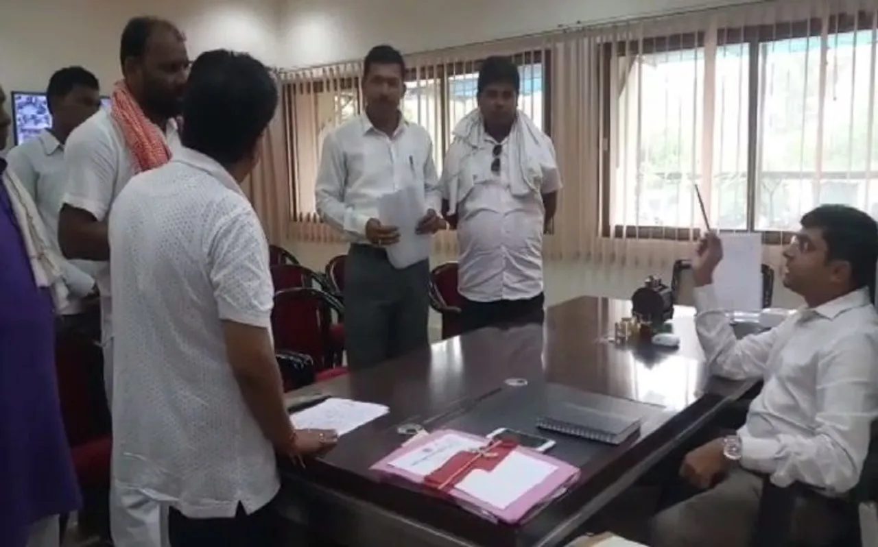 बीजेपी के बल्ले के जवाब में कांग्रेस की गांधीगिरी, गुलाब लेकर अधिकारियों के पास पहुंचे पार्षद