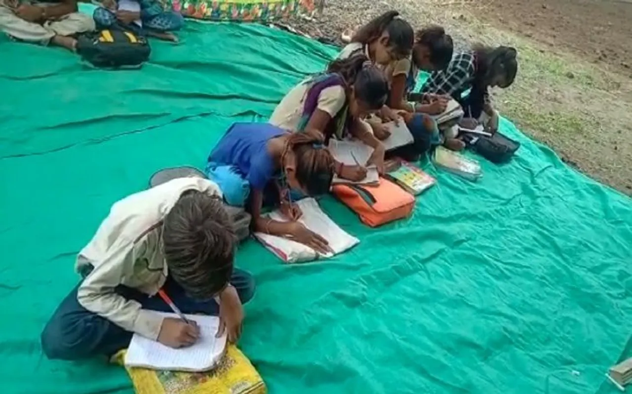 घोटाले की भेंट चढ़ा स्कूल, टेंट के नीचे पढ़ाई करने को मजबूर बच्चे