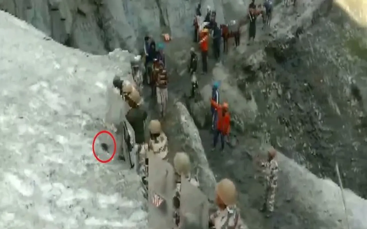 पहाड़ से गिरे पत्थर तो अमरनाथ यात्रियों के लिए ढाल बन खड़े हो गए जवान, देखें Video