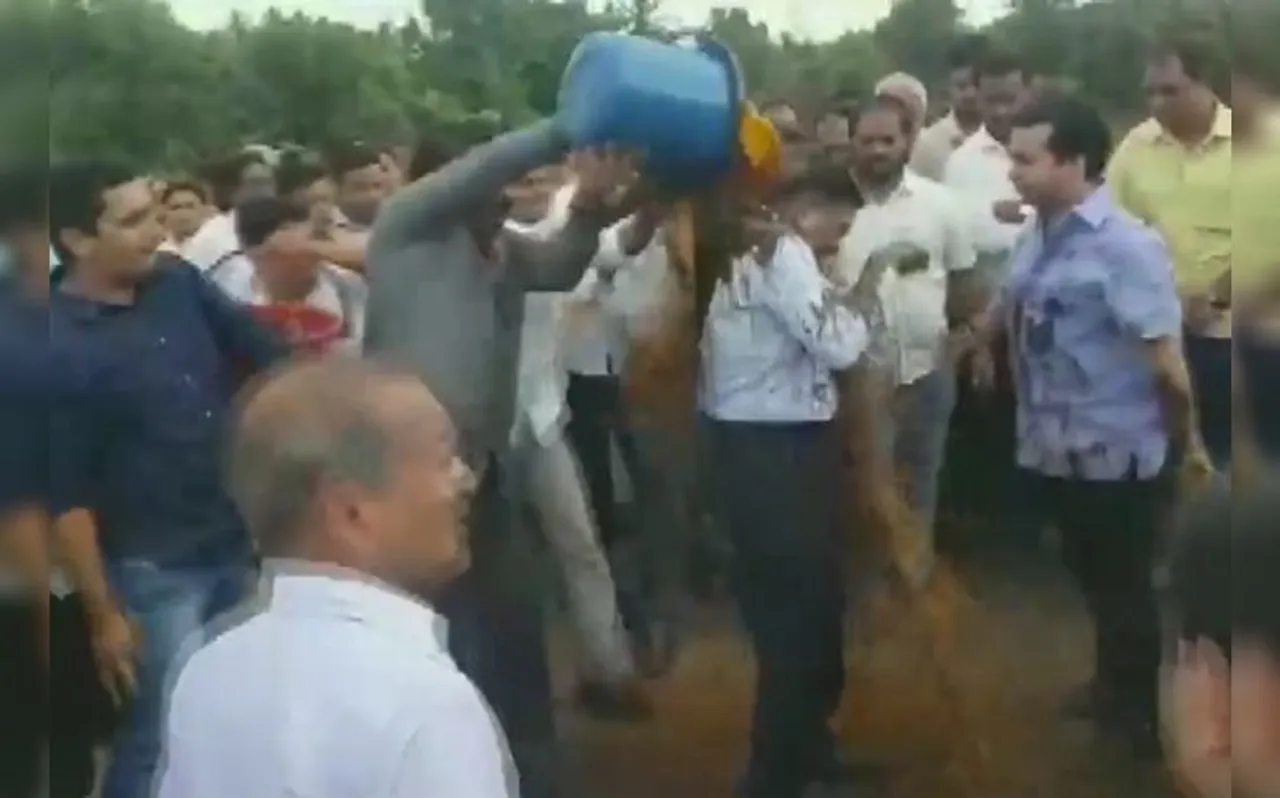 बीजेपी बैटमार विधायक के बाद अब कांग्रेस के कीचड़मार विधायक, पढ़ें पूरी खबर