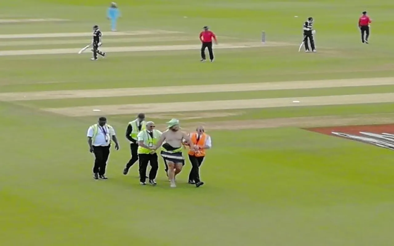 ENG vs NZ: मैच के दौरान मैदान के बीचों-बीच कपड़े उतारकर नाचने लगा शख्स, सिक्योरिटी ने किया बाहर