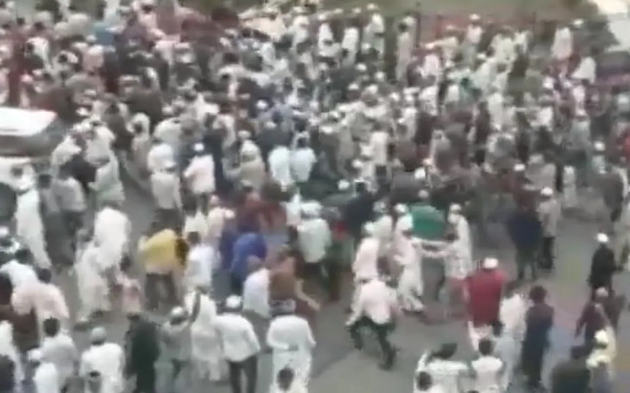 VIDEO : सूरत में मुस्लिम रैली के दौरान पुलिस और भीड़ के बीच झड़प, पुलिसकर्मी घायल