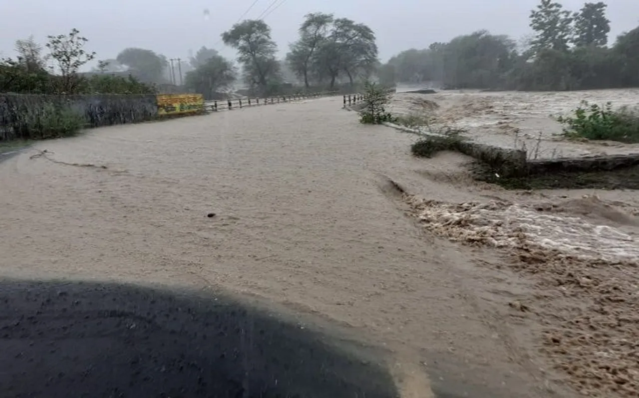 भारी बारिश से मध्य प्रदेश में बाढ़ जैसे हालात, इंदौर-बैतूल राष्ट्रीय राजमार्ग समेत कई सड़कें बंद