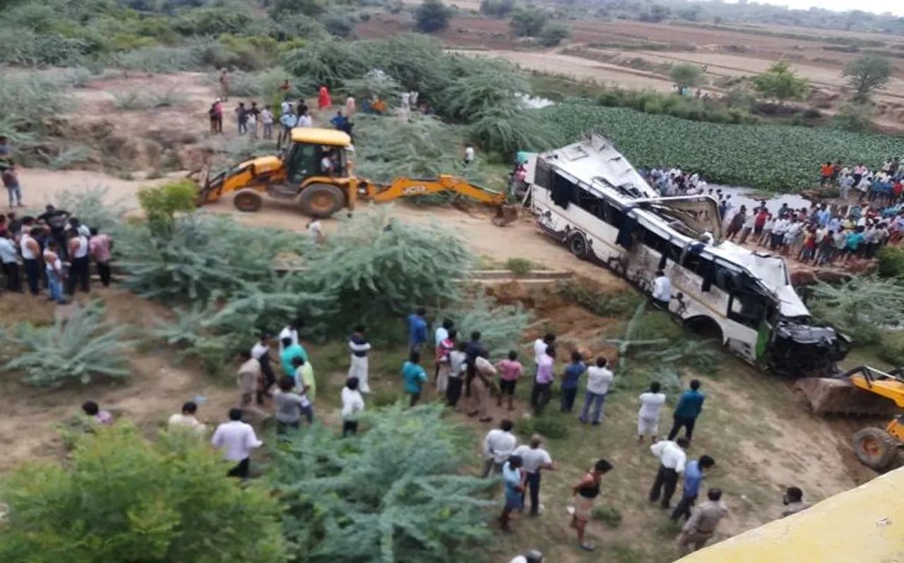आगरा हादसा: ड्राइवर ने नींद आने पर खो दिया था बस से संतुलन, चली गई 29 लोगों की जान