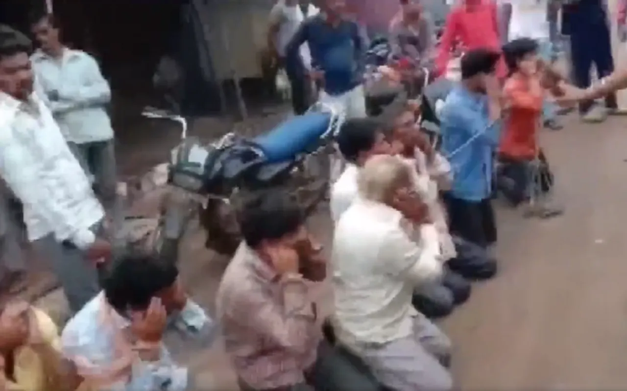 कथित गौतस्करों को ग्रामीणों ने पकड़कर रस्सी से बांधा, फिर लगवाए 'गौ माता की जय' के नारे, देखें VIDEO