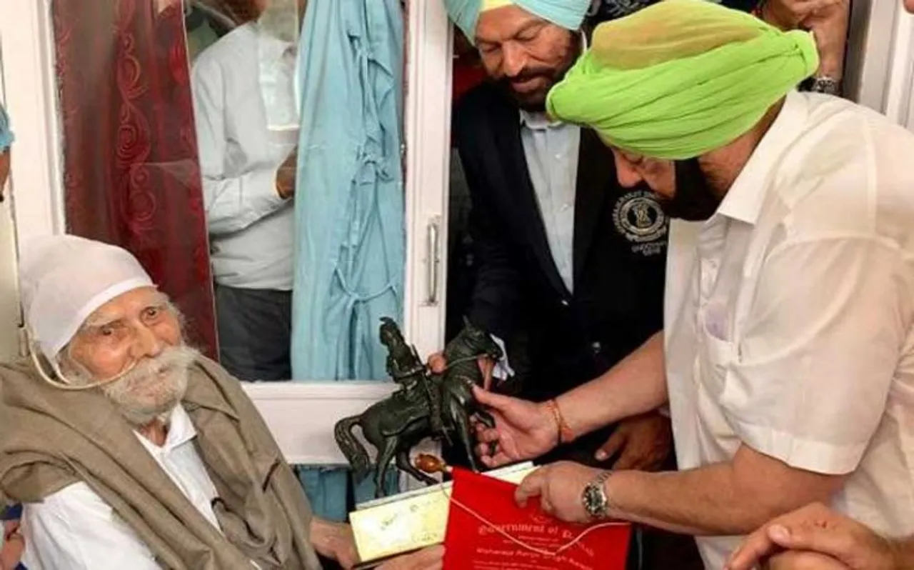 पूर्व हॉकी खिलाड़ी बलबीर सिंह से अस्पताल में मिले अमरिंदर सिंह, महाराजा रंजीत सिंह अवार्ड से किया सम्मानित
