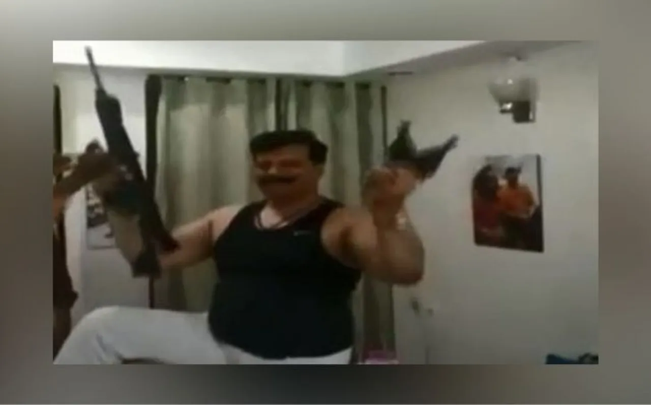 शराब के नशे में धुत तमंचों को लहराते नजर आए 'बीजेपी के सबसे विवादित विधायक'