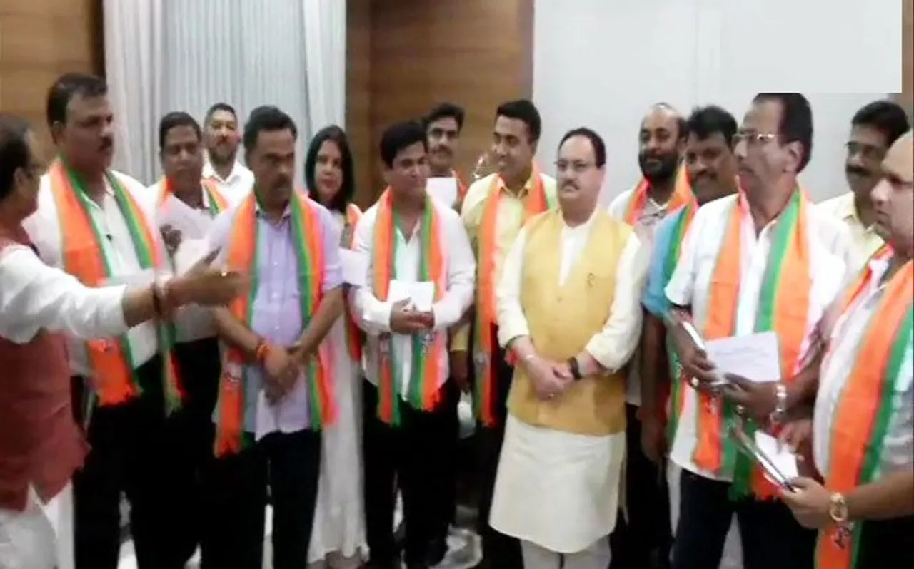 गोवा में कांग्रेस के लिए बुरी खबर, 10 विधायकों ने थामा बीजेपी का दामन