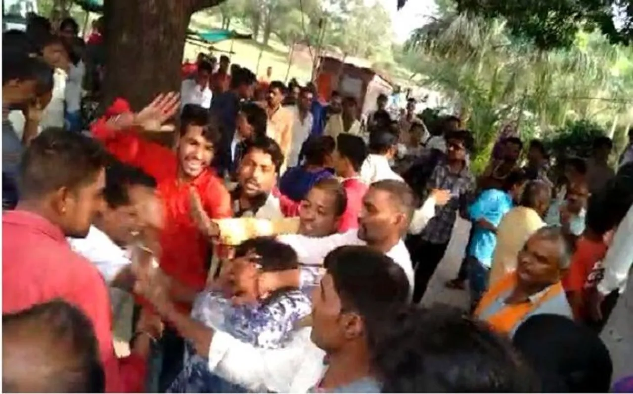 ग्रामीणों ने ऐसे प्लान बनाकर छात्राओं को छेड़ने वाले मजनुओं को पकड़ा, फिर जमकर की धुनाई
