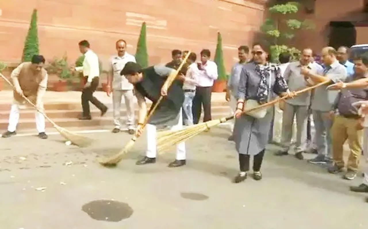 पीएम मोदी का 'सपना' पूरा करने उतरे MPs, संसद में हेमा मालिनी समेत इन सांसदों ने लगाई झाड़ू