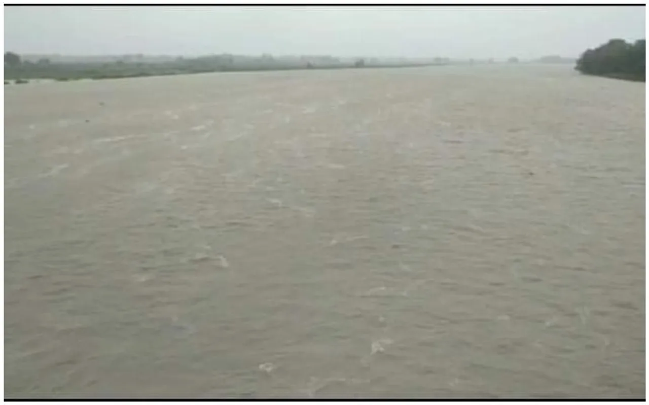Bihar Flood: दर्जनों घरों में भरा पानी, ऊंची जगह पर जाने को मजबूर हुए लोग