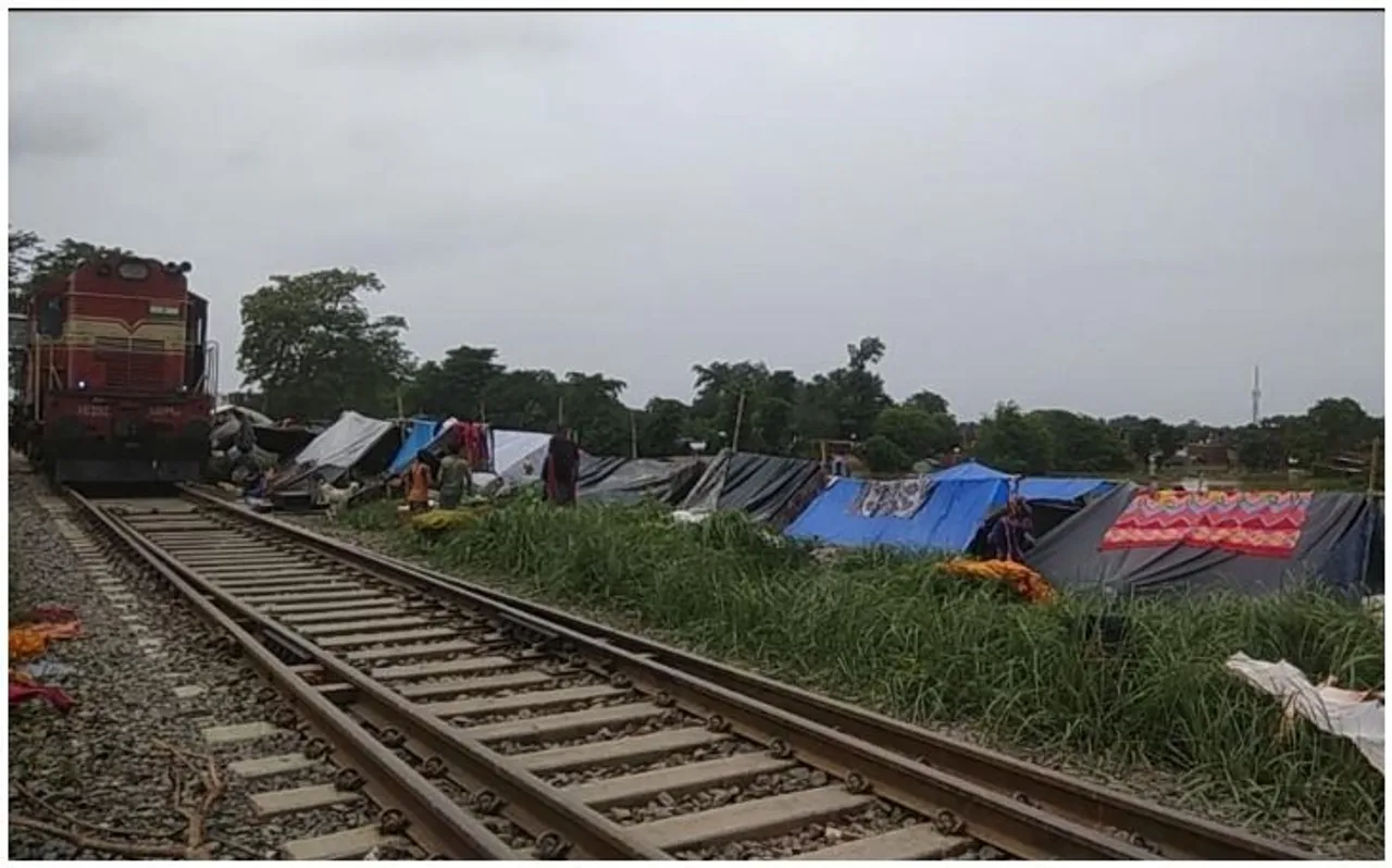 बिहार : बाढ़ से 200 से ज्यादा परिवार ट्रेन की पटरियों पर, कभी भी हो सकता है हादसा