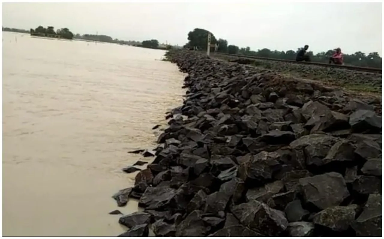 जारी है बिहार में बाढ़ का कहर, कई ट्रेनें हुईं रद्द तो कई के बदले गए रूट