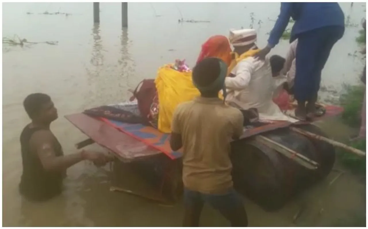 Bihar Flood: देखते रह गए लोग जब उफनती नदी के बीच विदा हुए दूल्हा-दुल्हन, Video वायरल