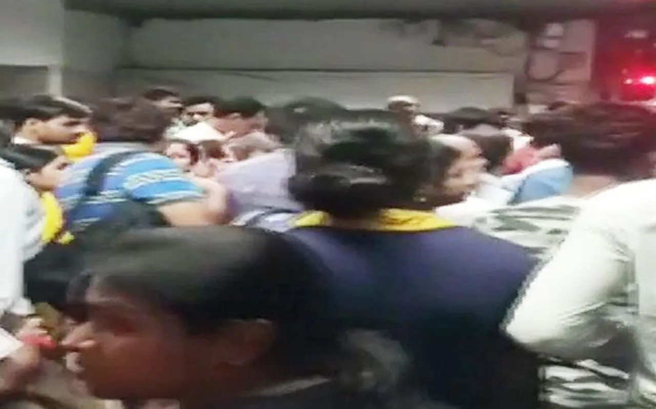 कोलकाता मेट्रो के दरवाजे में हाथ फंसने से यात्री की मौत, मोटरमैन और गार्ड पर गिरी गाज