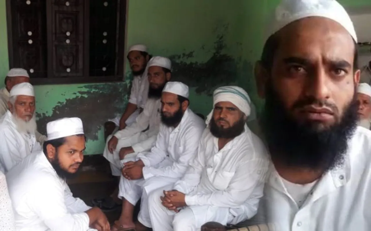 मौलवी की दाढ़ी खींची, टोपी उछाली और 'जय श्री राम' बोलने को कहा, दाढ़ी काटने की धमकी दी