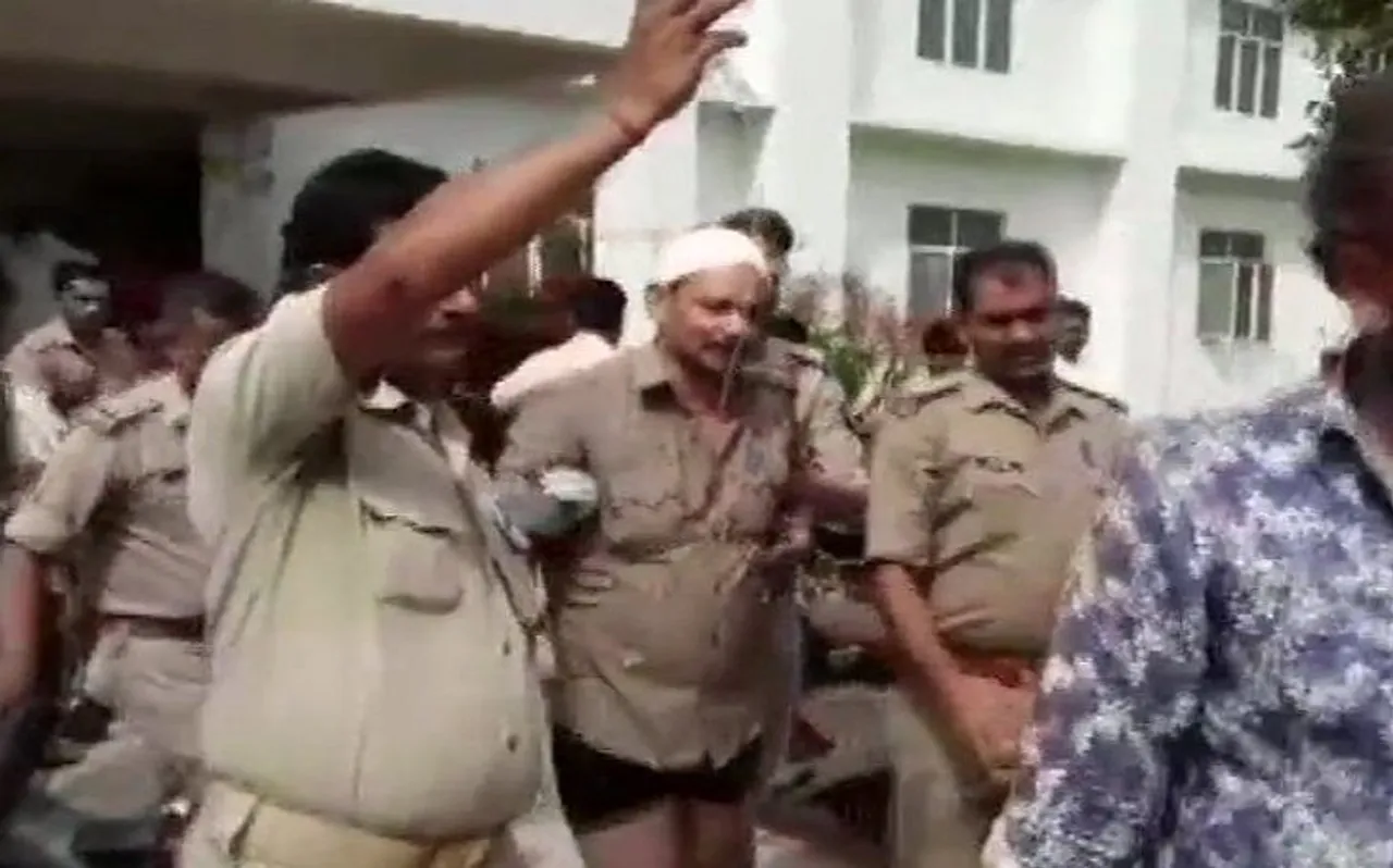 दो पक्षों के बीच हुए विवाद को सुलझाने गई पुलिस को ही लोगों ने धुन दिया, एक अधिकारी को आईं चोटें