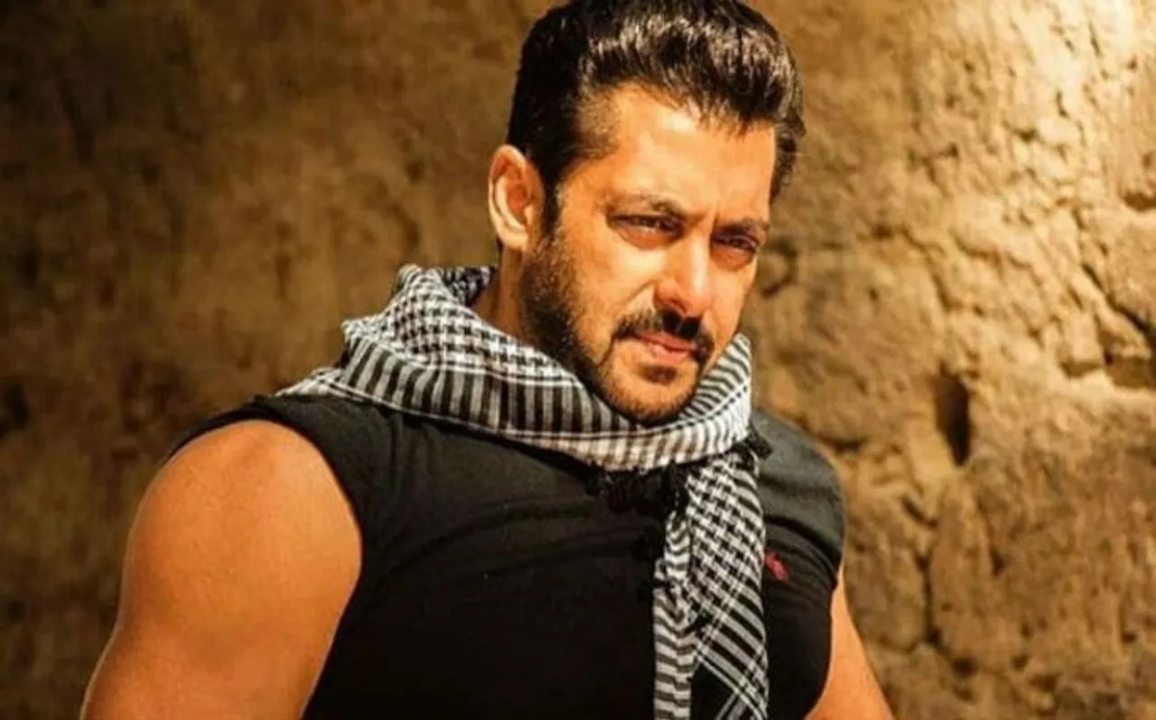 ऐसे ही नहीं कहलाते सलमान खान दबंग, बस फूंक से ही पूरा कर दिया बॉटल कैप चैलेंज