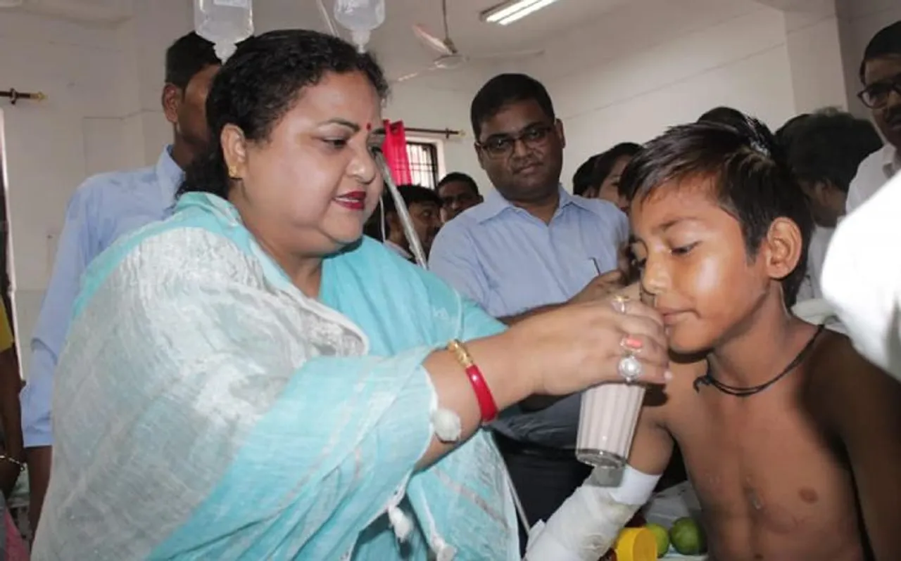 स्कूली बच्चों पर गिरा तार, अस्पताल में मिलने पहुंचीं बेसिक शिक्षा मंत्री, कहा...
