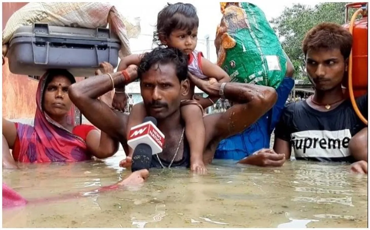 Bihar Flood Ground Report : सीने तक भरा पानी, बिना लाइफ जैकेट नदी पार करने को मजबूर लोग