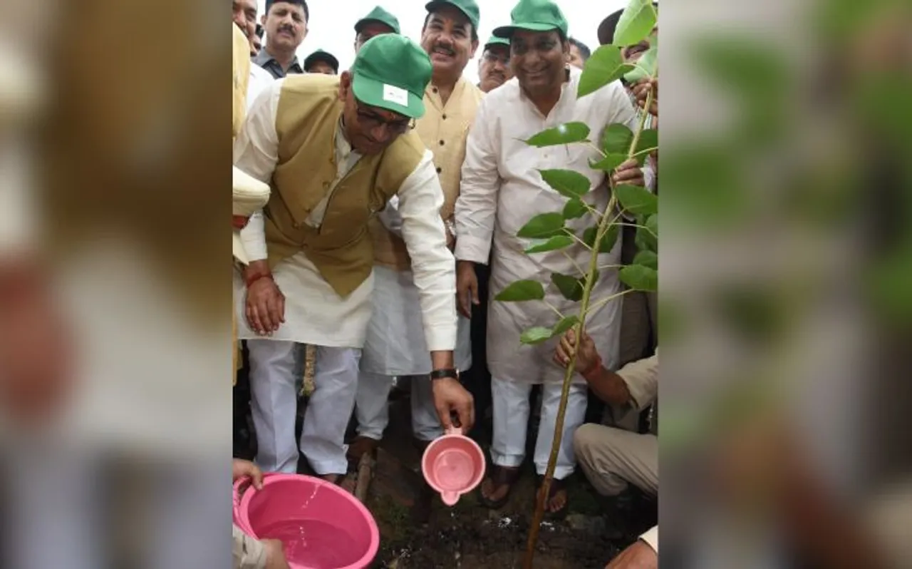 हरेला के मौके पर मुख्यमंत्री ने लगाया पीपल का पौधा, बीज बम की शुरुआत की